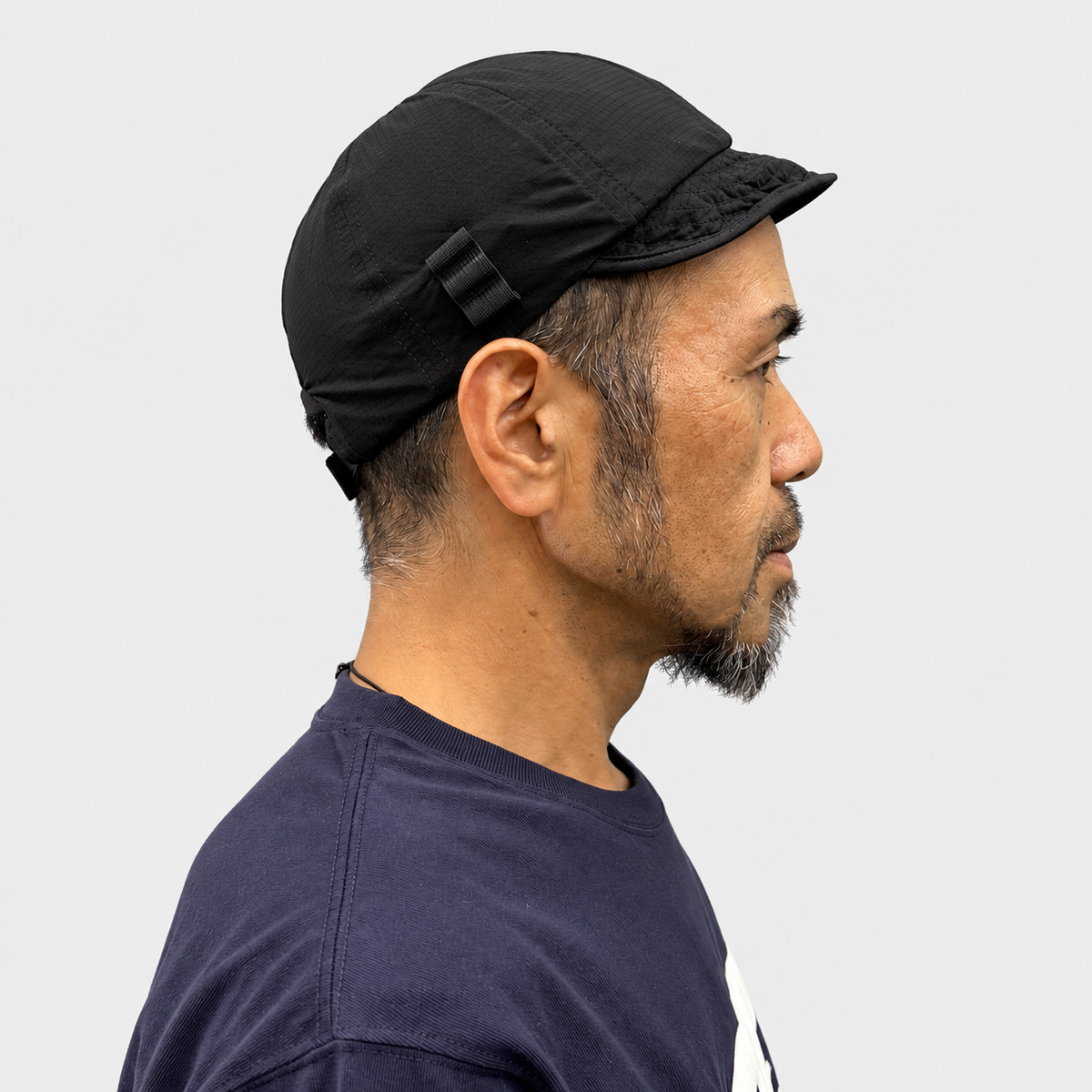 BOWABOWA WORK CAP ブラックの着用例、右側面。サイドの筆ホルダー。