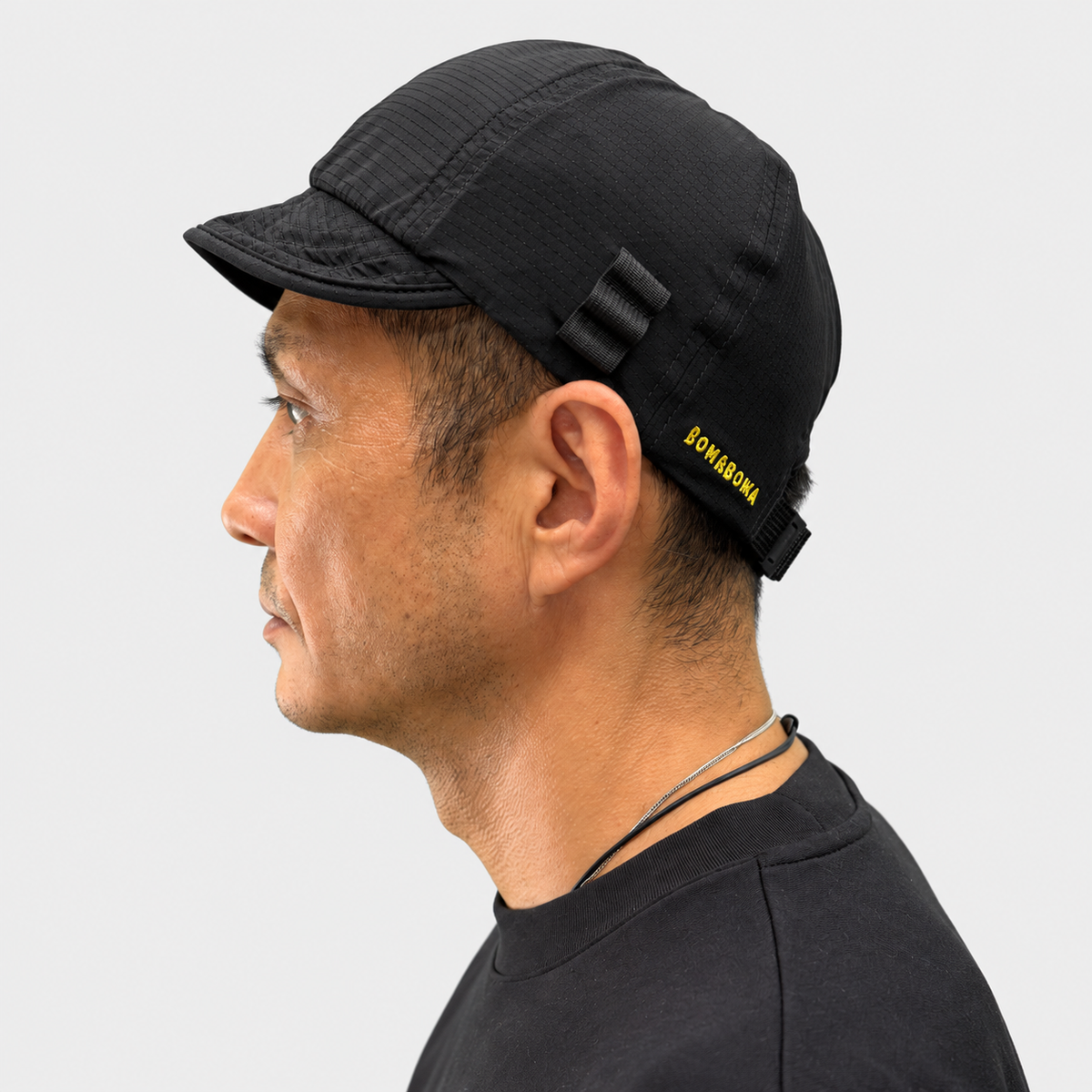 BOWABOWA WORK CAP ブラックの着用例、左側面。筆ホルダーとブランド刺繍。