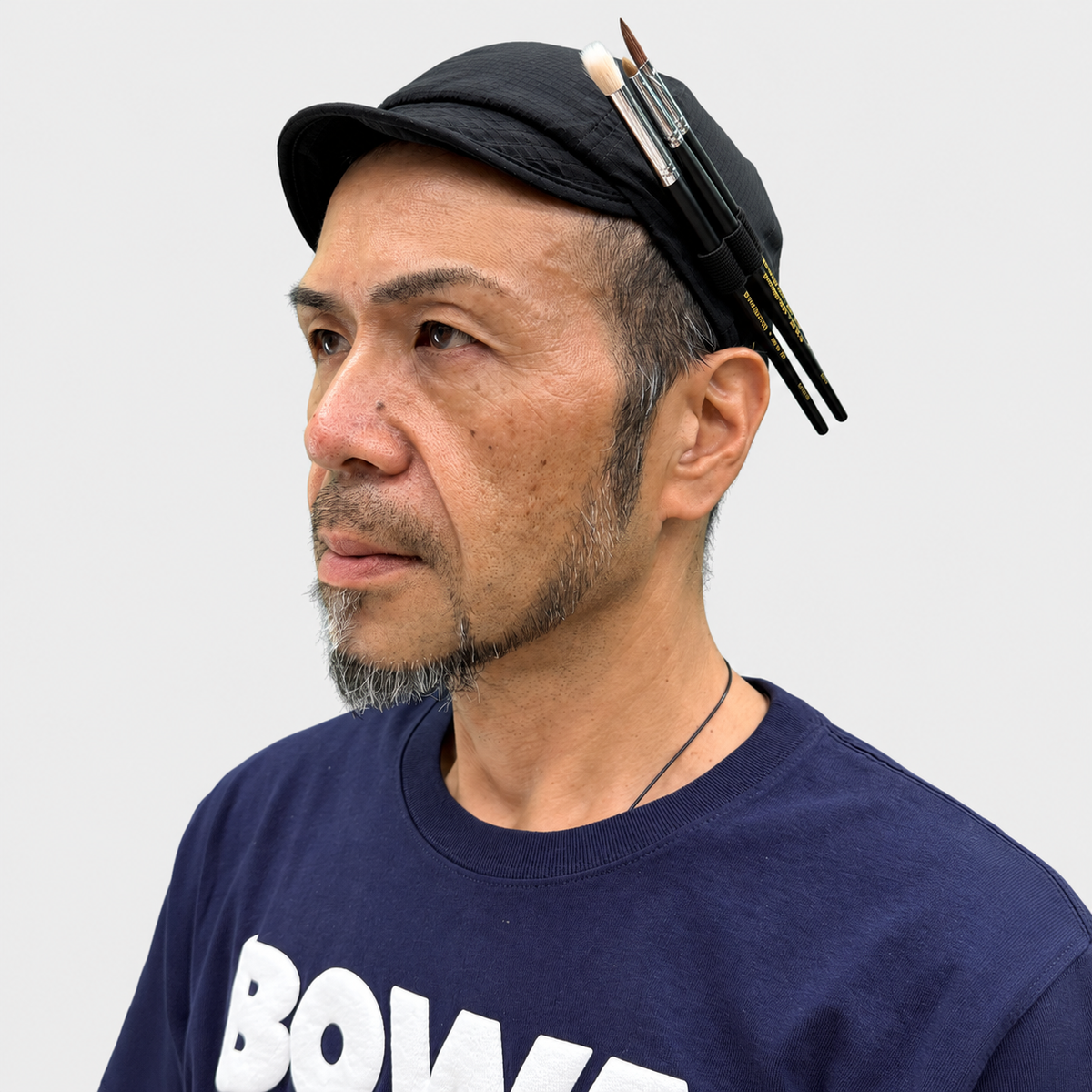BOWABOWA WORK CAP ブラックの着用例、左斜め前。筆を差した状態。