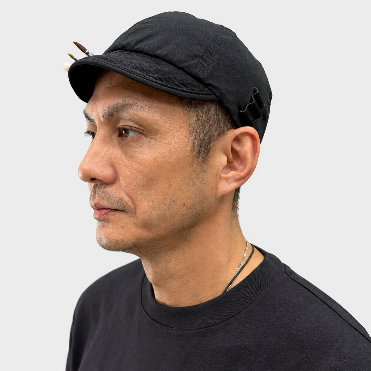 BOWABOWA WORK CAP ブラックの着用例、左斜め前。短いつばとサイドホルダー。