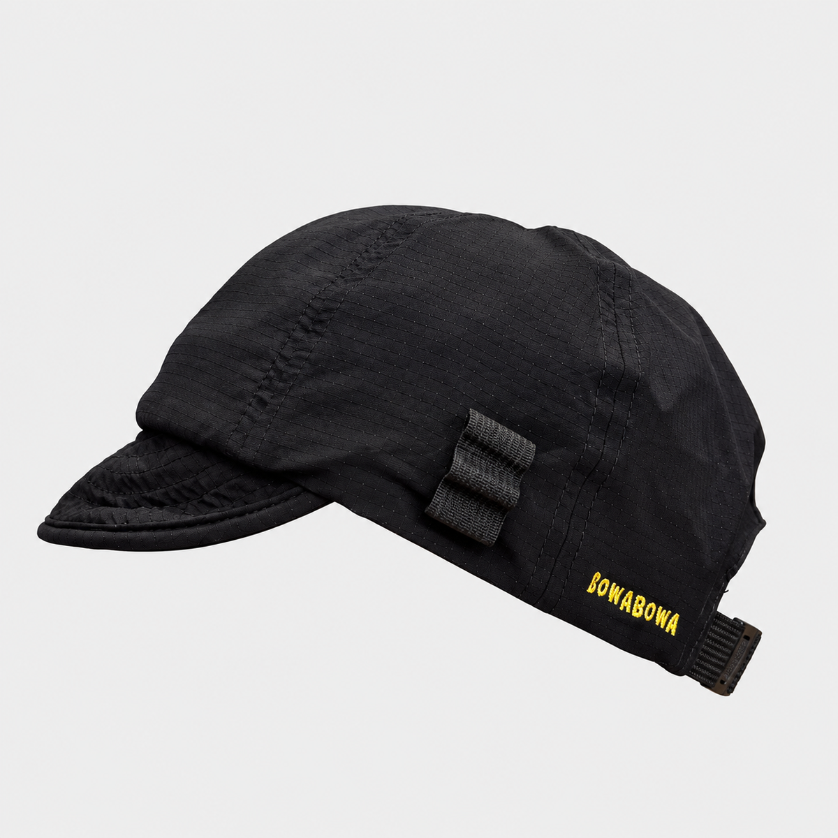 BOWABOWA WORK CAP ブラックの左側面。短いつば、筆ホルダー、ブランド刺繍。