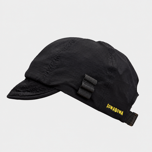BOWABOWA WORK CAP ブラックの左側面。短いつば、筆ホルダー、ブランド刺繍。